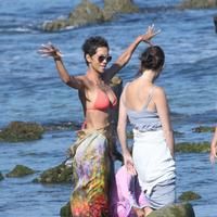 Halle Berry spends her 45th birthday on Malibu Beach photos | Picture 59745